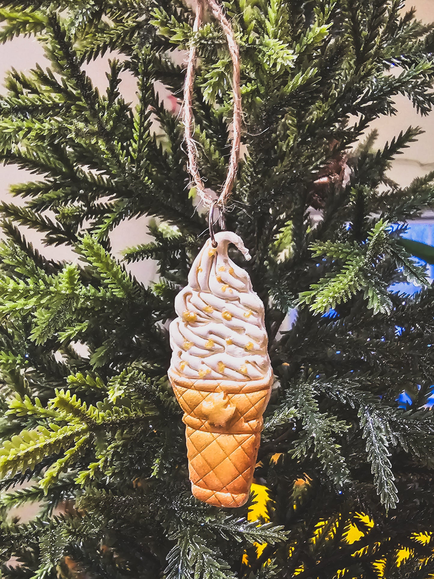 Ornament- maple creemee